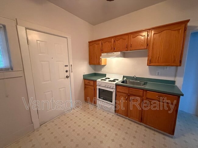 Building Photo - 690-690 Winnipeg St