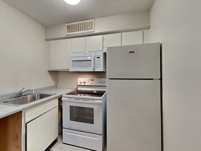 Photo - 9829 Walnut St