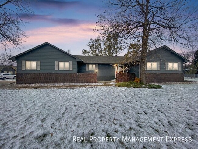 Building Photo - Spacious 4 bedroom 3 bathroom