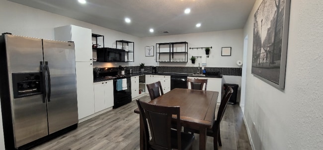 Photo - 5709 Avenida Silla