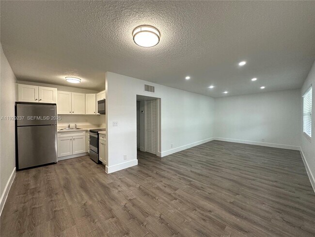 Building Photo - 2500 Johnson St Unit 14