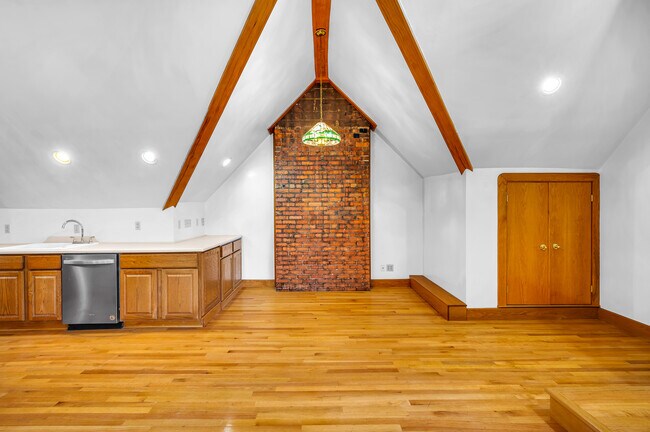 Photo - 443 W High St