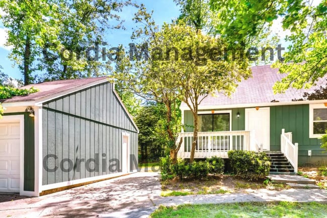 Building Photo - 3 Bedroom 1.5 Bathroom Home available now