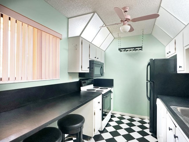 Building Photo - 924 SW 9th St Cir Unit 206