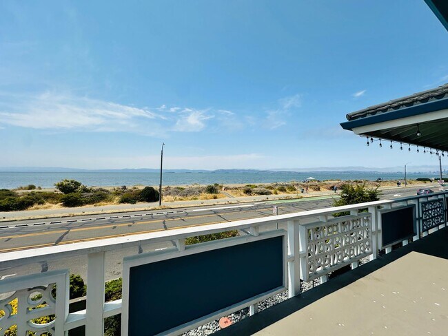 Photo - Incredible Luxury Beach House with Views, Steps to the Ocean in Alameda