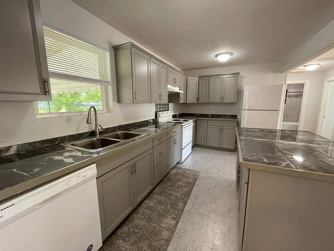Photo - 437 15th Ave NW