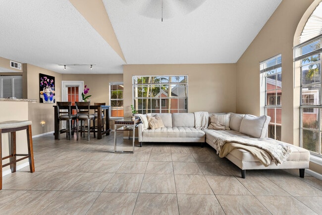 Building Photo - 1365 Crystal Way Unit H