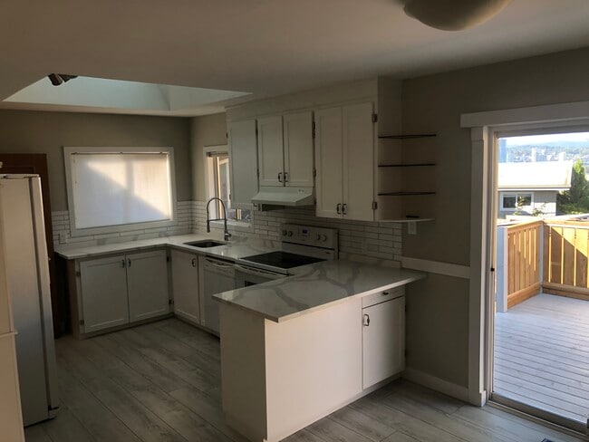 Fully renovated kitchen - 11535 Millar Rd