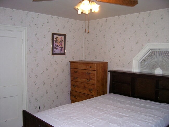 Building Photo - 2403 South Ave Unit A Rental