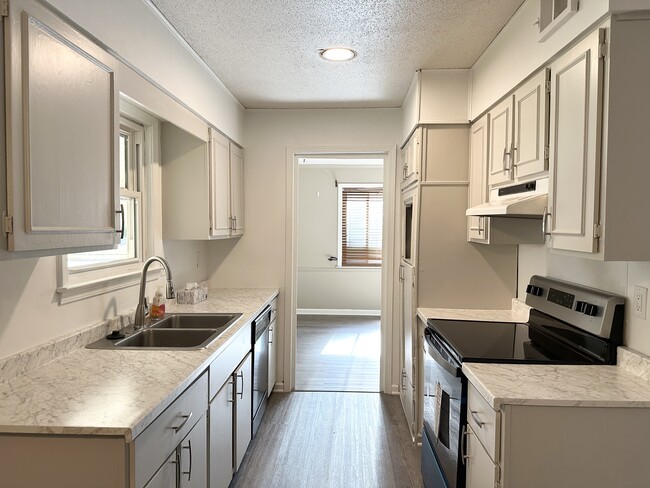 Photo - 2745 Satellite St