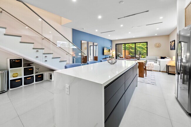Photo - 325 SW 16th St