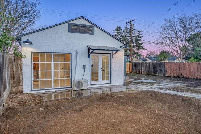 Building Photo - Carruth Property Unit Carruth Studio Rental