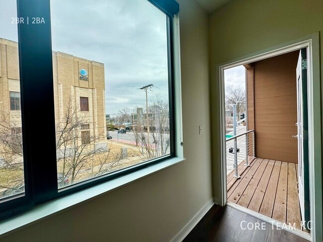 Building Photo - 662 E 63rd St Unit 206