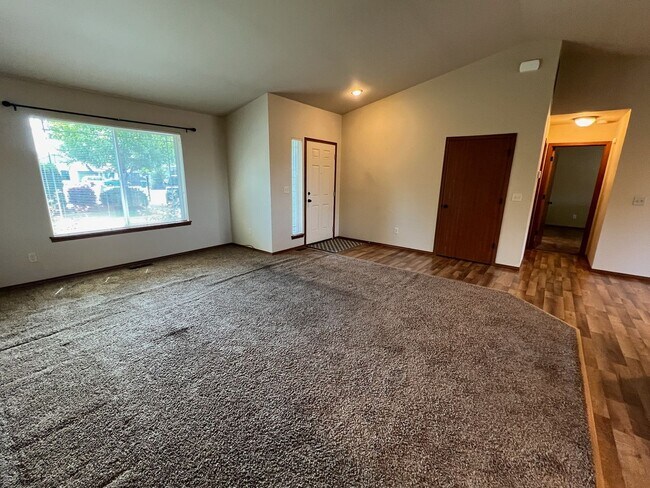 Photo - Beautiful 3 bed/2 bath home with garage, a/c and private covered patio!