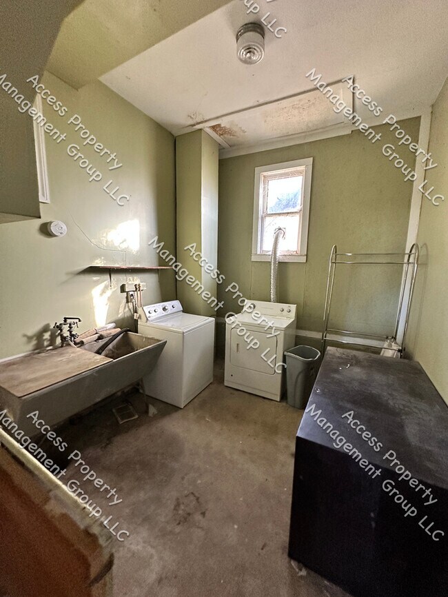 NW Side Upper Duplex 2 Bedroom Unit Rental For Rent in Grand Rapids, MI