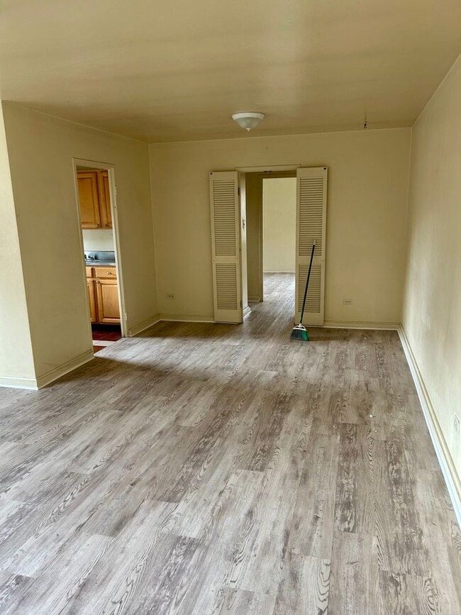 Building Photo - Top Floor 2 Bedroom Apartment  in Shadyside Unit C33