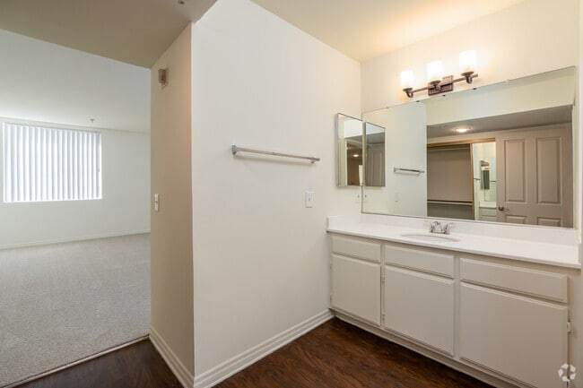2BR, 2BA - 1,200SF - Primary Bathroom