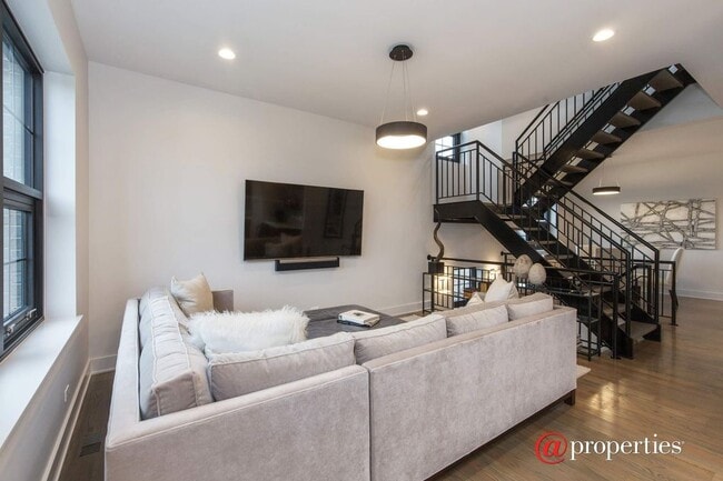 Photo - 903 W 18th St Unit 4W