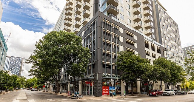 Edificio-Exterior-02-21-Rio-Austin-06 - 21 Rio Apartments