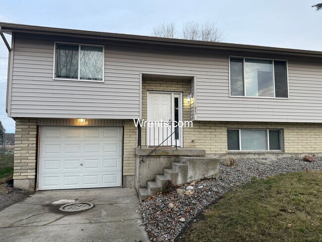 Building Photo - 11923-11925 Railroad Circle Unit 11923 Railroad Circle