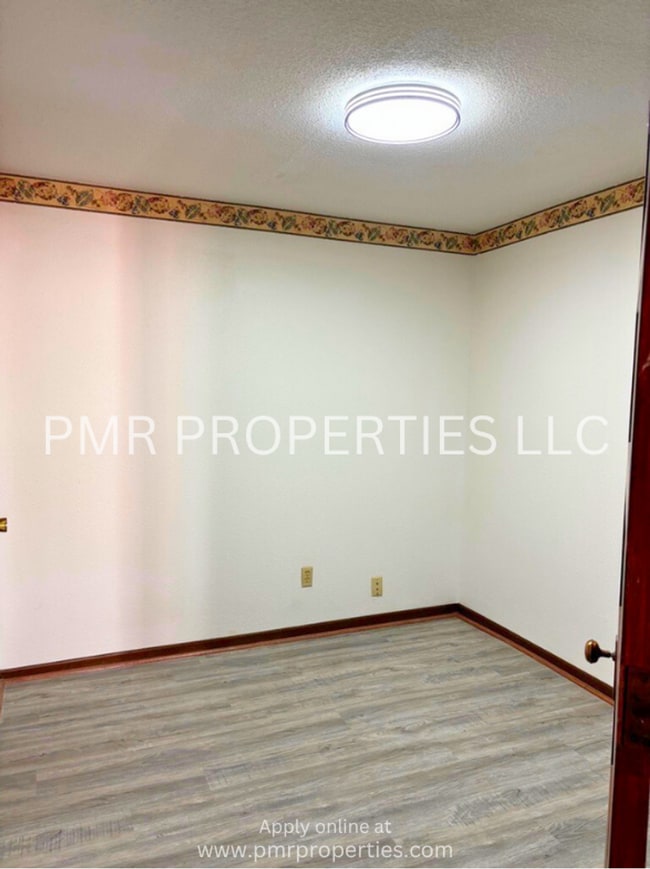 Photo - Red Oak Apartments Unit 205