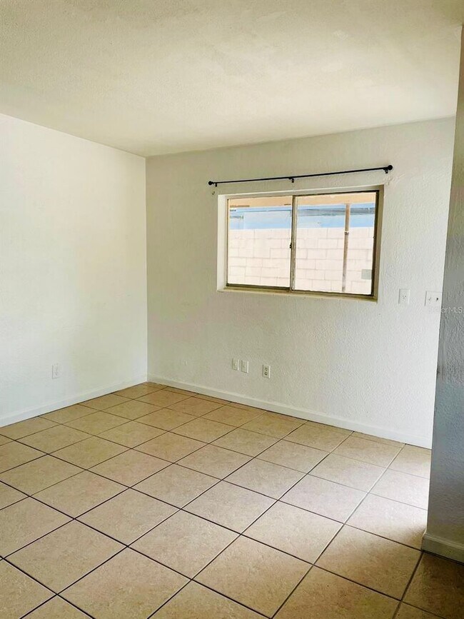 Photo - 2040 Long St