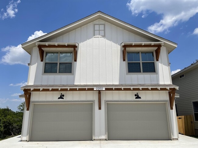 Building Photo - 2202 Sandlewood Cv