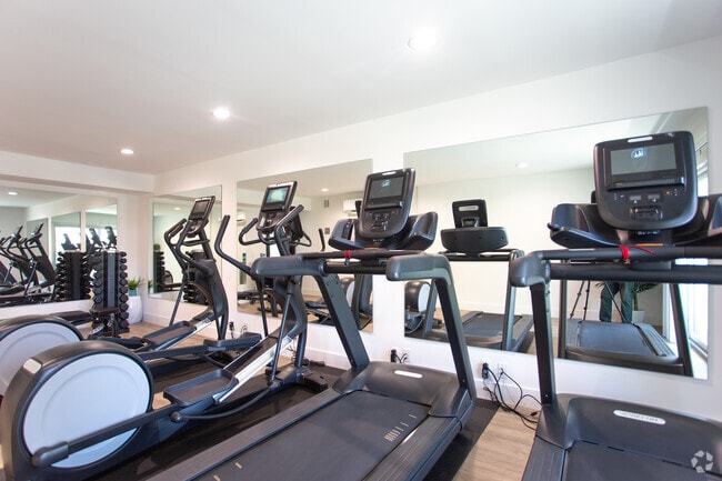 Gimnasio - 439 W Stocker Luxury Living