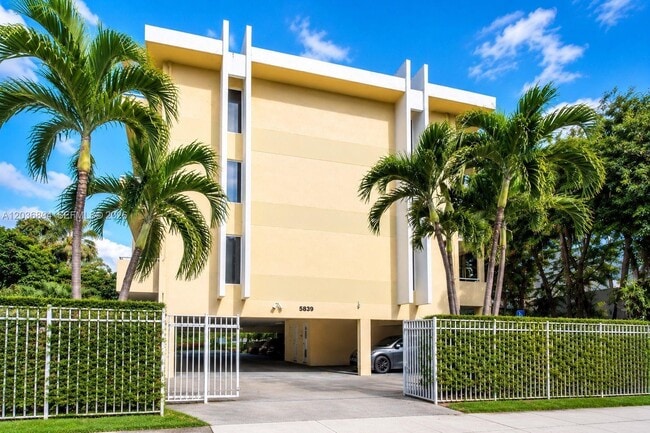Building Photo - 5839 SW 74th Terrace Unit 103