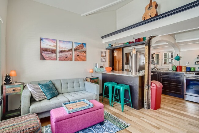 Photo - 835 Urban St