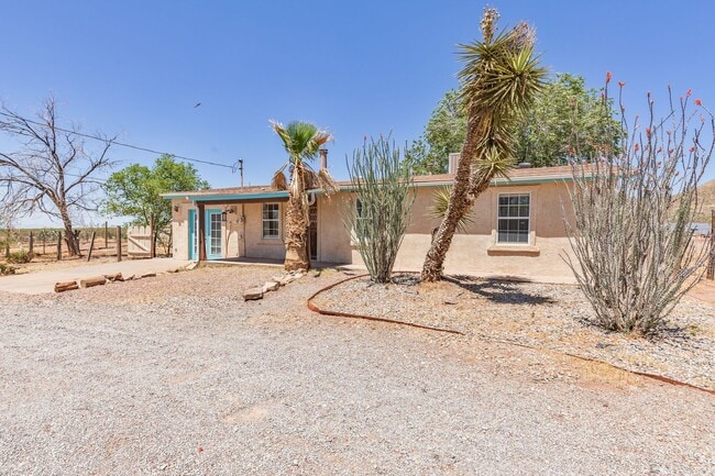 Building Photo - Private 3 bedroom, 1 bath with Large Fenced-in Backyard