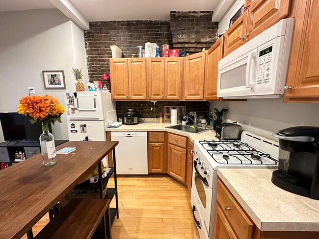 Building Photo - 204 Endicott St Unit 1 Rental