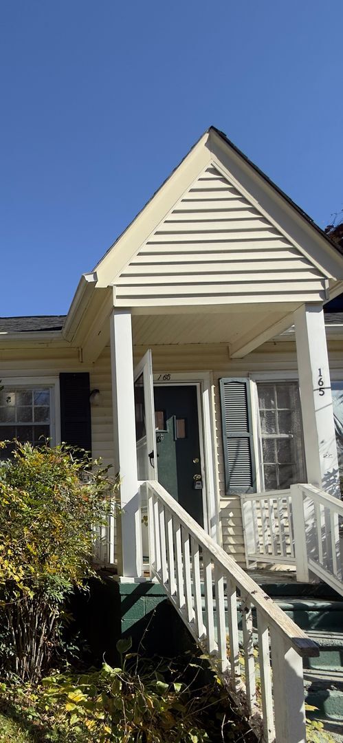 Building Photo - NOW LEASING — A Beautiful 2-Bedroom Home in Winston-Salem!