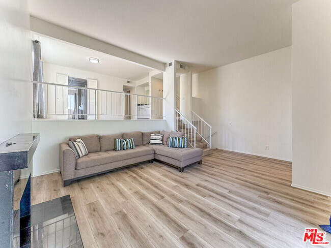 Building Photo - 11730 Moorpark St Unit A Rental