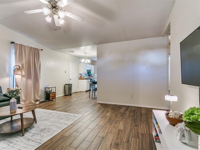 Photo - 414 English Elm Ln