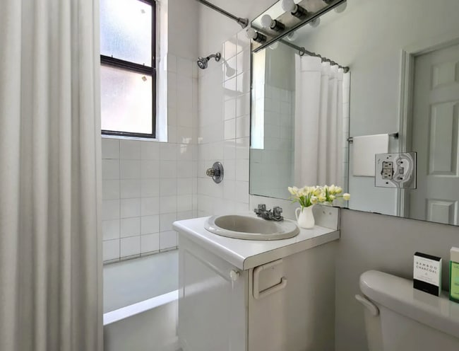 Photo - 917 W Dakin St