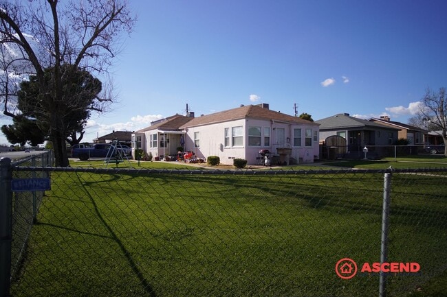 Building Photo - 2301 Olympic Dr Unit 3