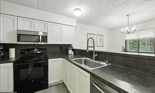 Building Photo - 200 Winding Way Unit J15