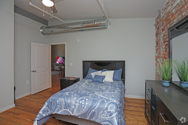 2BR,1BA-925 SF