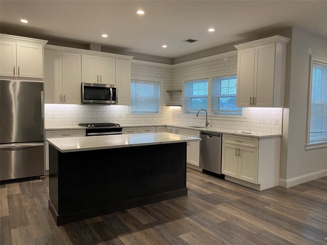 Building Photo - 840 Montauk Hwy Unit 1B Rental