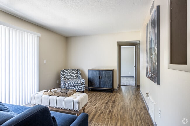 2BR, 1BA - 750SF