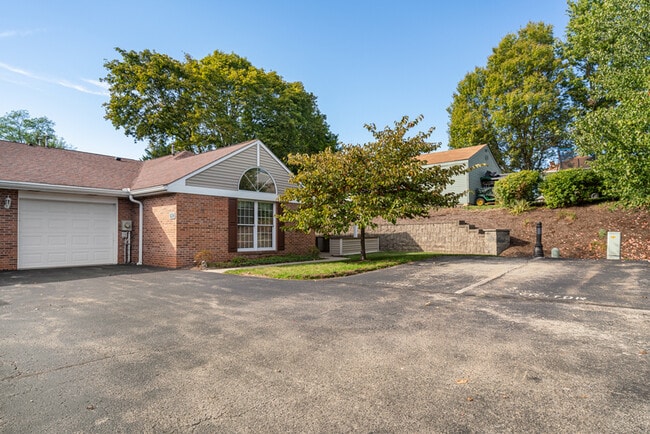 Building Photo - 702 Dehaven Ct