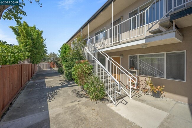 Building Photo - 2134 McGee Ave Unit E