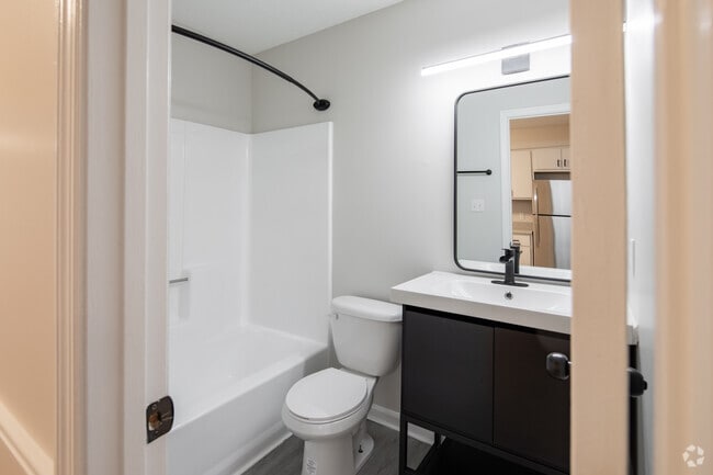 1BR, 1BA - 600SF - Bathroom