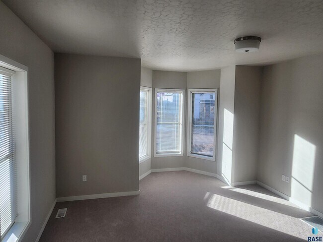 Photo - 712 E 6th St