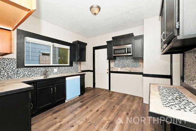 Photo - 10911 Hathaway Ave