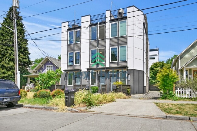 Photo - Spacious 3-Bedroom Townhouse in Seattle's Vibrant Heart – 2 Full Baths & 1508 Sq Ft of Comfort!
