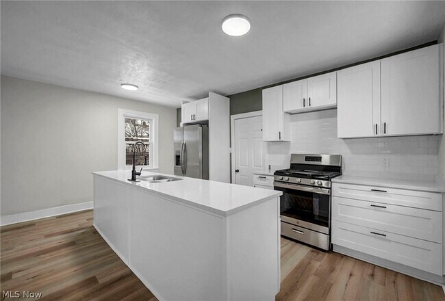 Photo - 1939 W 54th St
