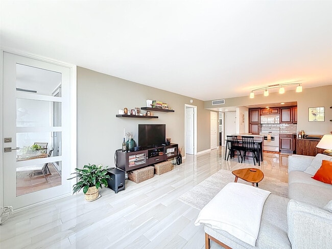 Photo - 2741 Taft St Unit 307