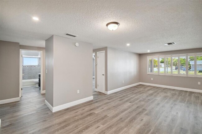 Photo - 7721 Heather St